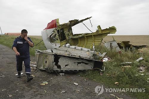 '격추 참사' 말레이 MH17 여객기 잔해 조립…"가슴이 먹먹"