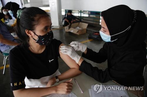 인도네시아 "AZ백신 사망 인과 관계없어"…44만여개 사용 재개