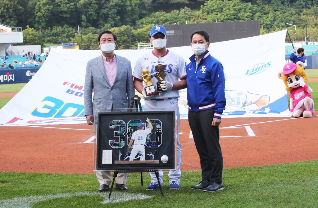 오승환 KBO 300세이브 시상식…삼성, 특별한 트로피·액자 선물