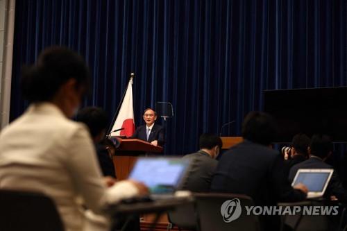 "애매한 답변에 국민 불만"…생중계 회견서 스가에 '돌직구'