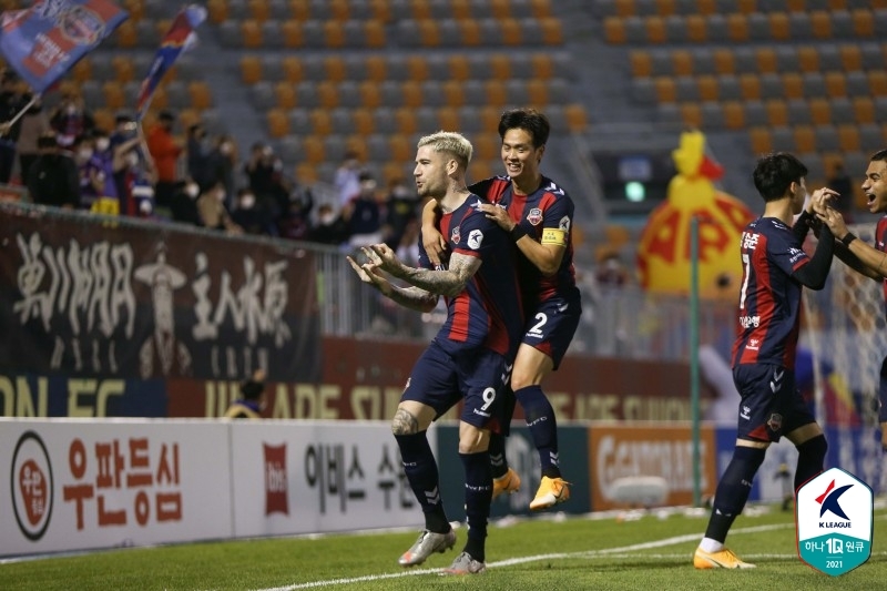 수원, 슈퍼매치 3-0 완승…선두 울산 3연승·전북 7경기 무승(종합)