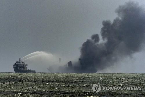 스리랑카 인근 컨테이너선 화재 11일째…해변 등 환경 오염 심각