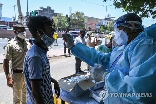 인도 뉴델리,두 달만에 신규 확진 1천명 아래로…봉쇄 효과인듯