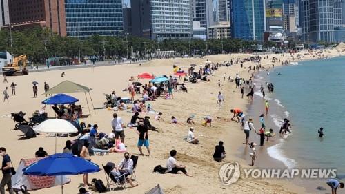 봄 끝자락에 찾아온 초여름…전국 해수욕장·행락지 인파 '북적'