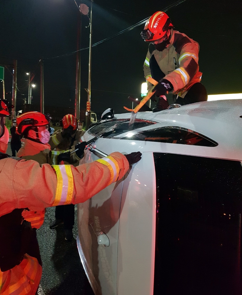 가로등 들이받고 전도된 SUV…30대 운전자, 음주 측정 거부