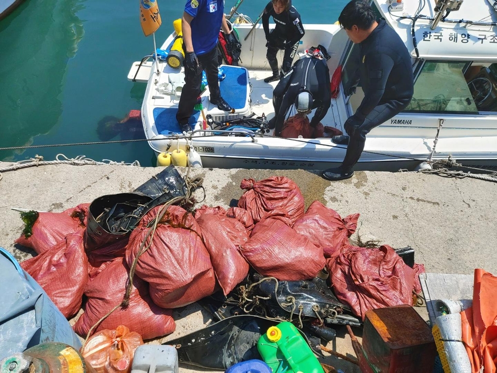 [부산소식] 한국해양구조협회, 해수욕장 바다 쓰레기 수거