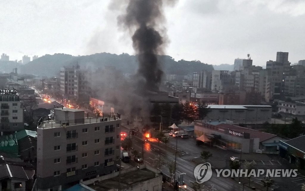 새벽 대전 변전소에서 큰 불…일대 6만여 가구 정전 소동