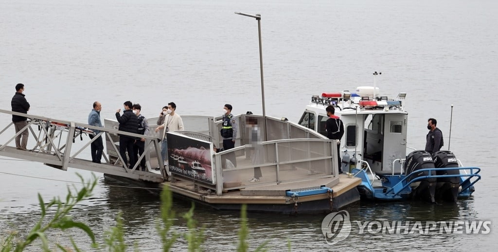 한강 사망 대학생 부검…父 "뺨 근육 파열, 사인은 아직"