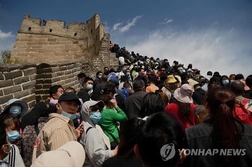 코로나 잊었나…中연휴 관광지 `인산인해`