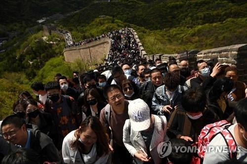 코로나 잊었나…中연휴 관광지 `인산인해`