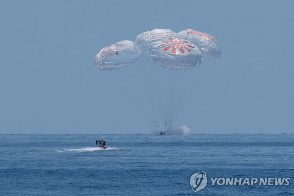 스페이스X, 우주인 4명 태우고 지구로 귀환…해상 착륙