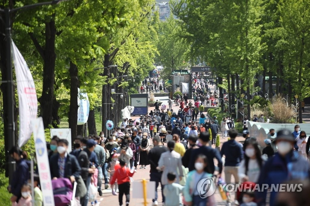 포근한 어린이날…공원·유원지 나들이객 `북적`