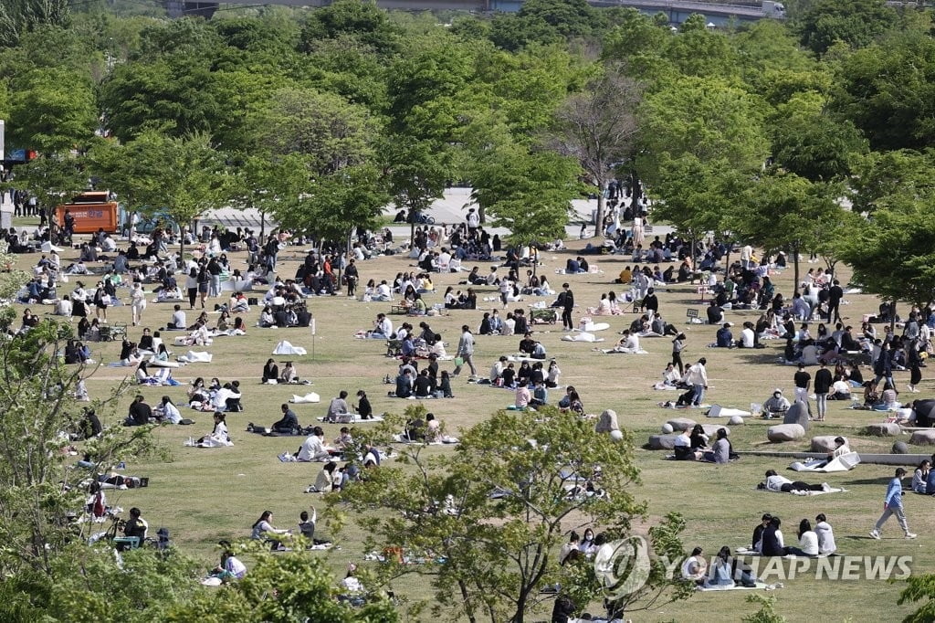 포근한 어린이날…공원·유원지 나들이객 `북적`