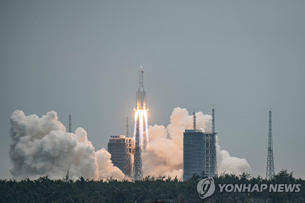 中 22톤 로켓 잔해, 어디로 떨어지나…추락 우려 `시끌`