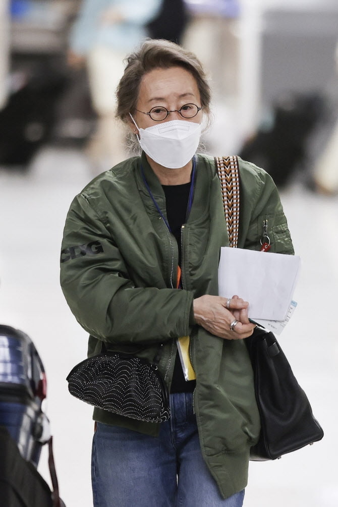 윤여정 새벽 귀국…오스카 항공 점퍼 입고 금의환향