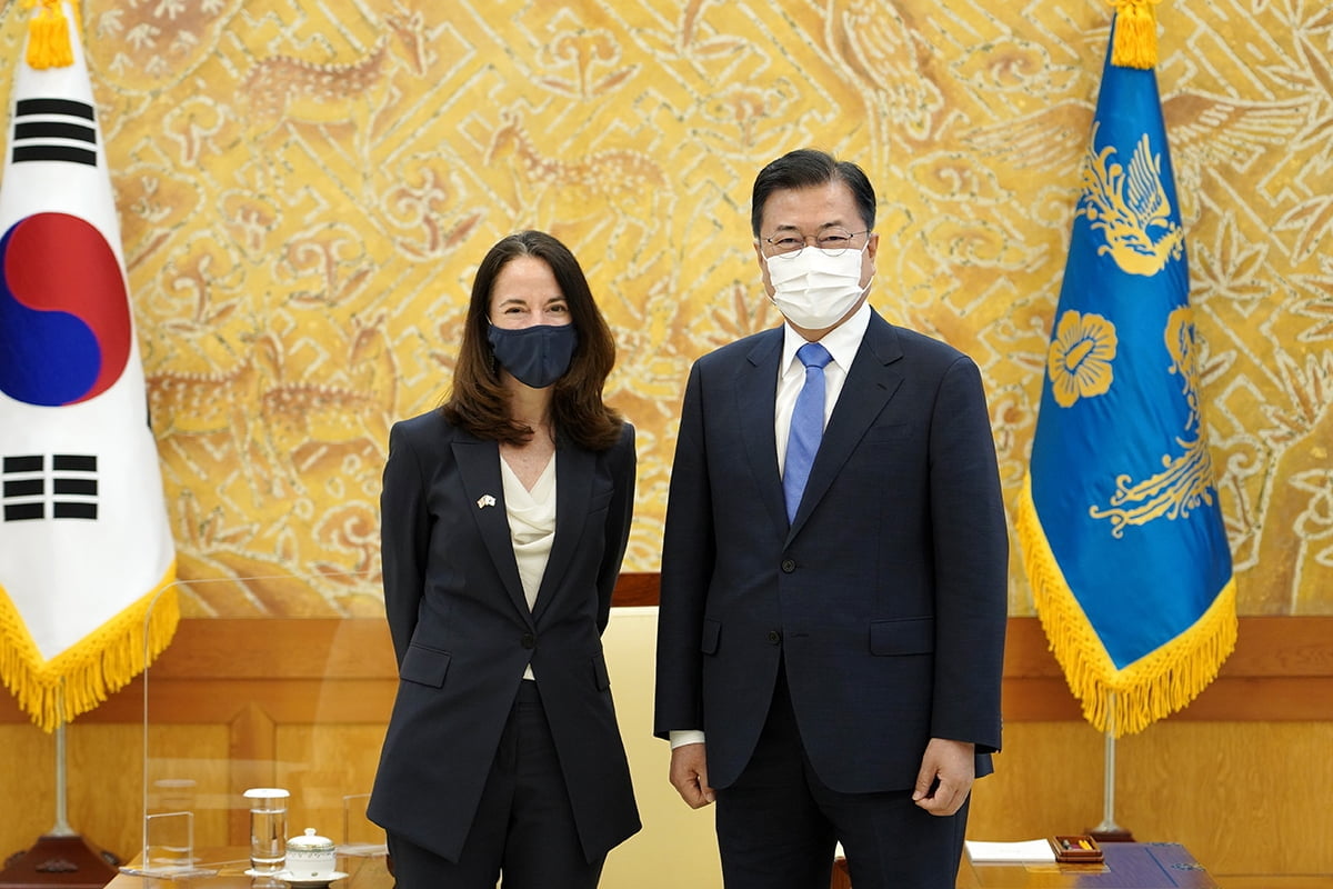 문 대통령, 美 헤인스 접견…"한미동맹 더 공고해지길"
