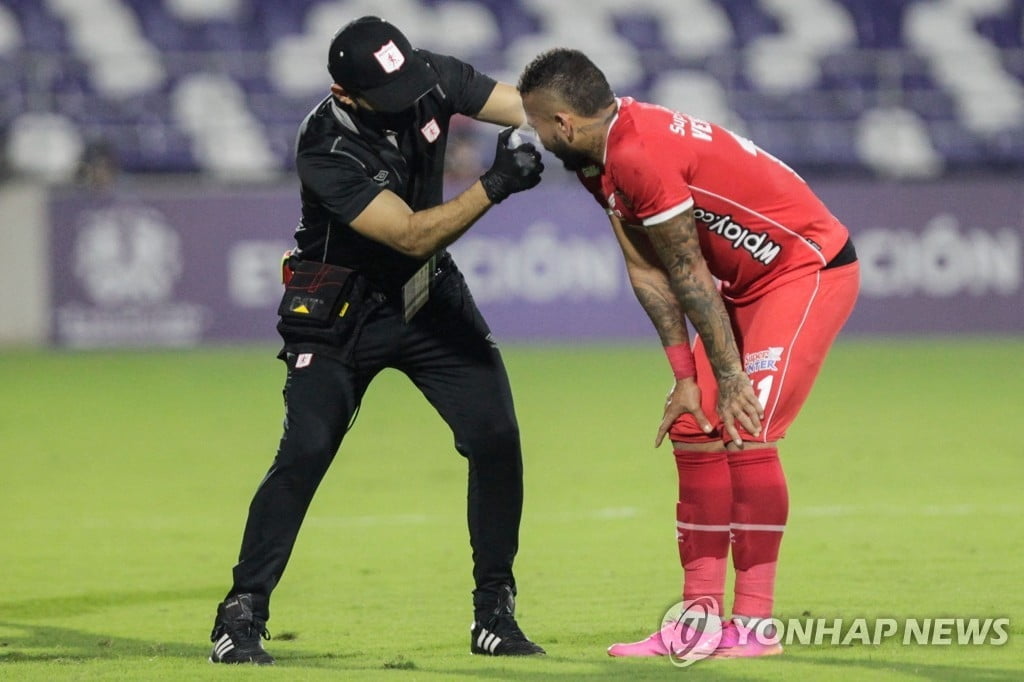 축구장 덮친 콜롬비아 시위 최루가스…선수들 "생애 최악"