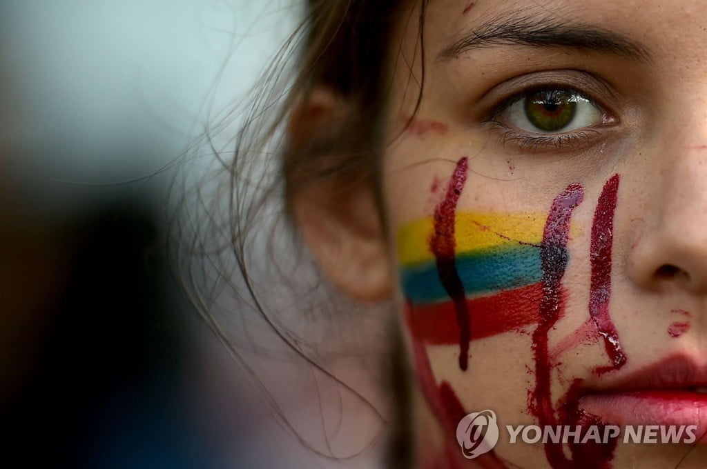 축구장 덮친 콜롬비아 시위 최루가스…선수들 "생애 최악"