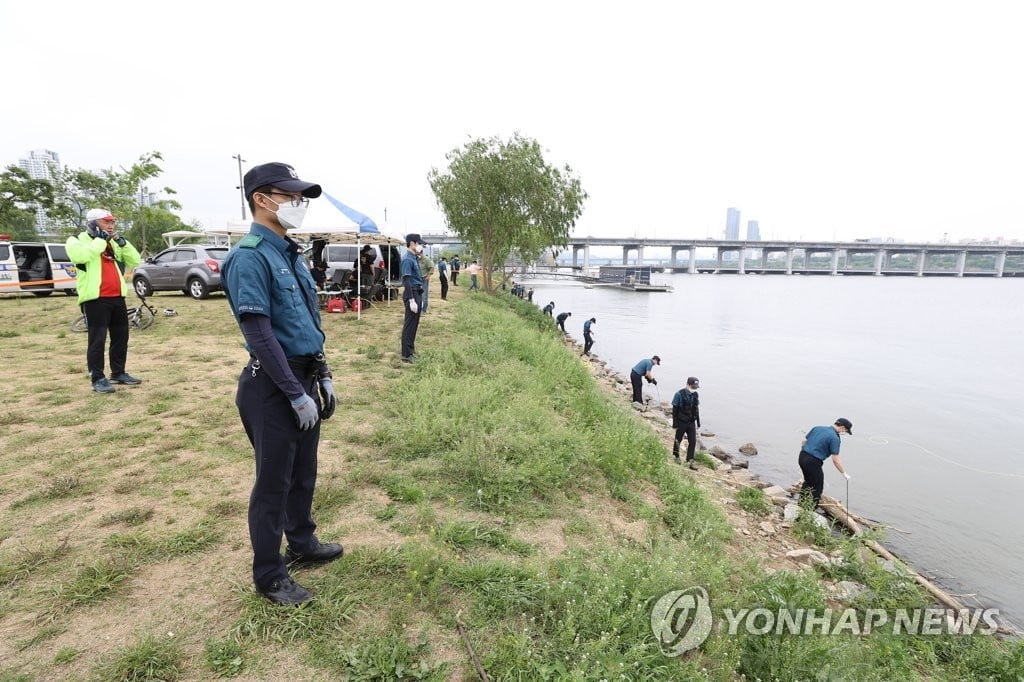 `한강 대학생` 친구폰 수색 빈손…민간잠수 활동 종료