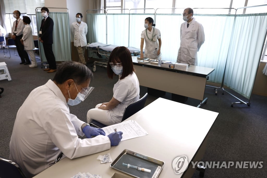 일본, 코로나19 백신난 극심…"여든살도 어리다"