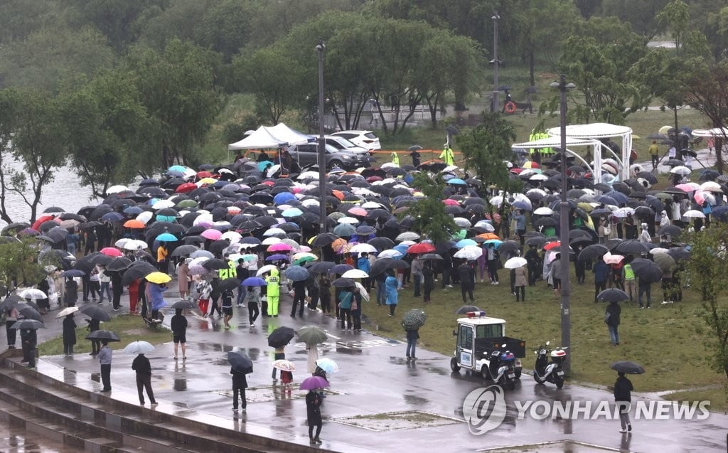 "故손정민 친구 체포하라"…추모 시민들, 경찰과 몸싸움