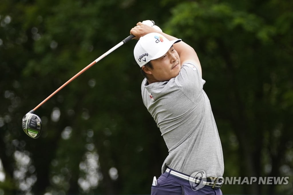 이경훈, PGA 투어 80번 도전만에 첫 우승…최경주 축하 받아