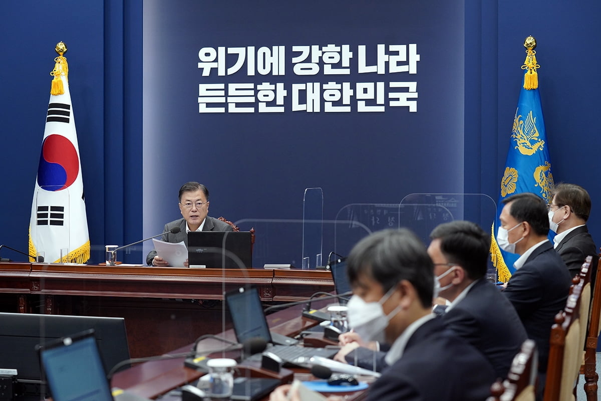 文대통령, 방미 전 경제 점검…"홍남기 중심 전 부처 매진"