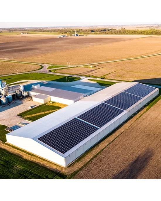 주요 재생 에너지 시장인 미국의 한 공장 지붕에 한화큐셀의 큐피크 듀오 시리즈 모듈이 설치돼 있다.