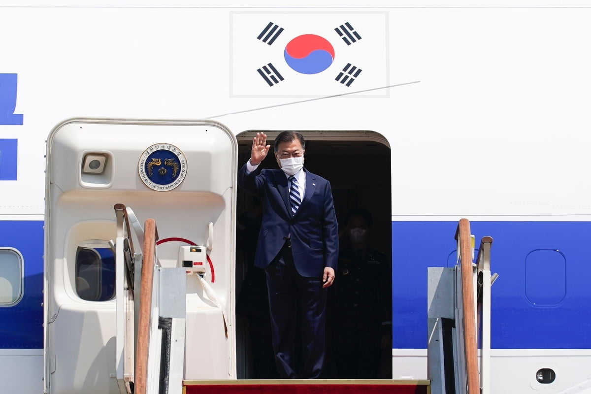 문 대통령은 19일 오후 2시 바이든 대통령과의 첫 정상회담을 위해 서울공항을 통해 미국으로 출국했다. (청와대 제공)