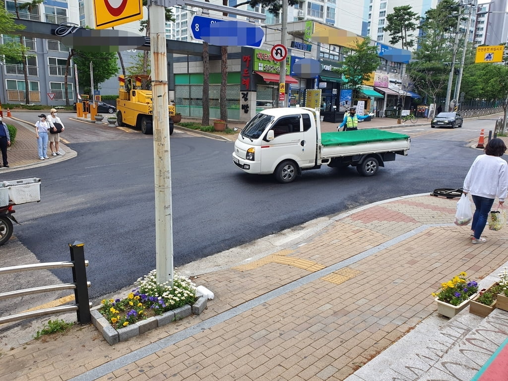 `미리 좀 만들지`...숨진 엄마 자리에 들어선 횡단보도