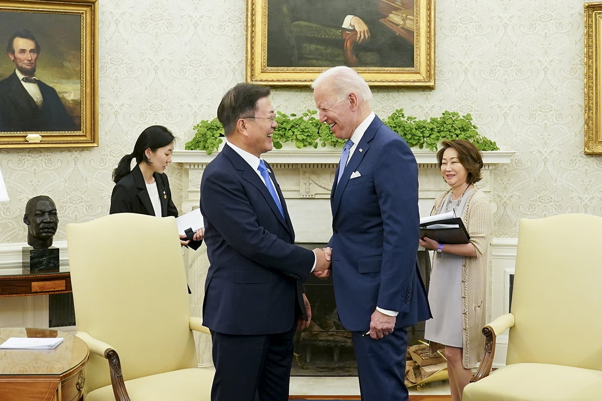 문 대통령과 바이든 대통령이 현지시간 21일 오후 미국 백악관에서 소인수 정상회담을 했다. (청와대 제공)