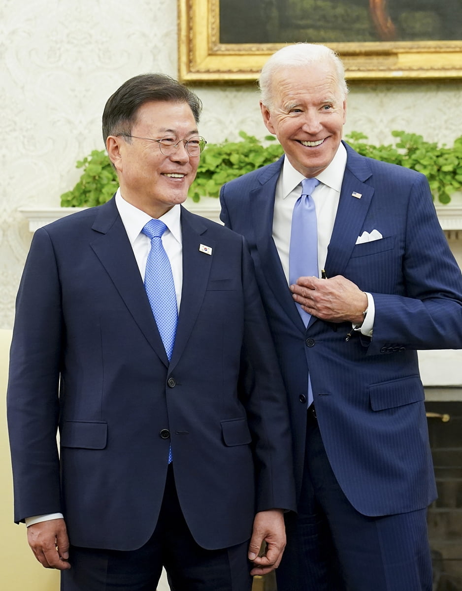 문 대통령과 바이든 대통령이 현지시간 21일 오후 미국 백악관에서 소인수 정상회담을 했다. (청와대 제공)