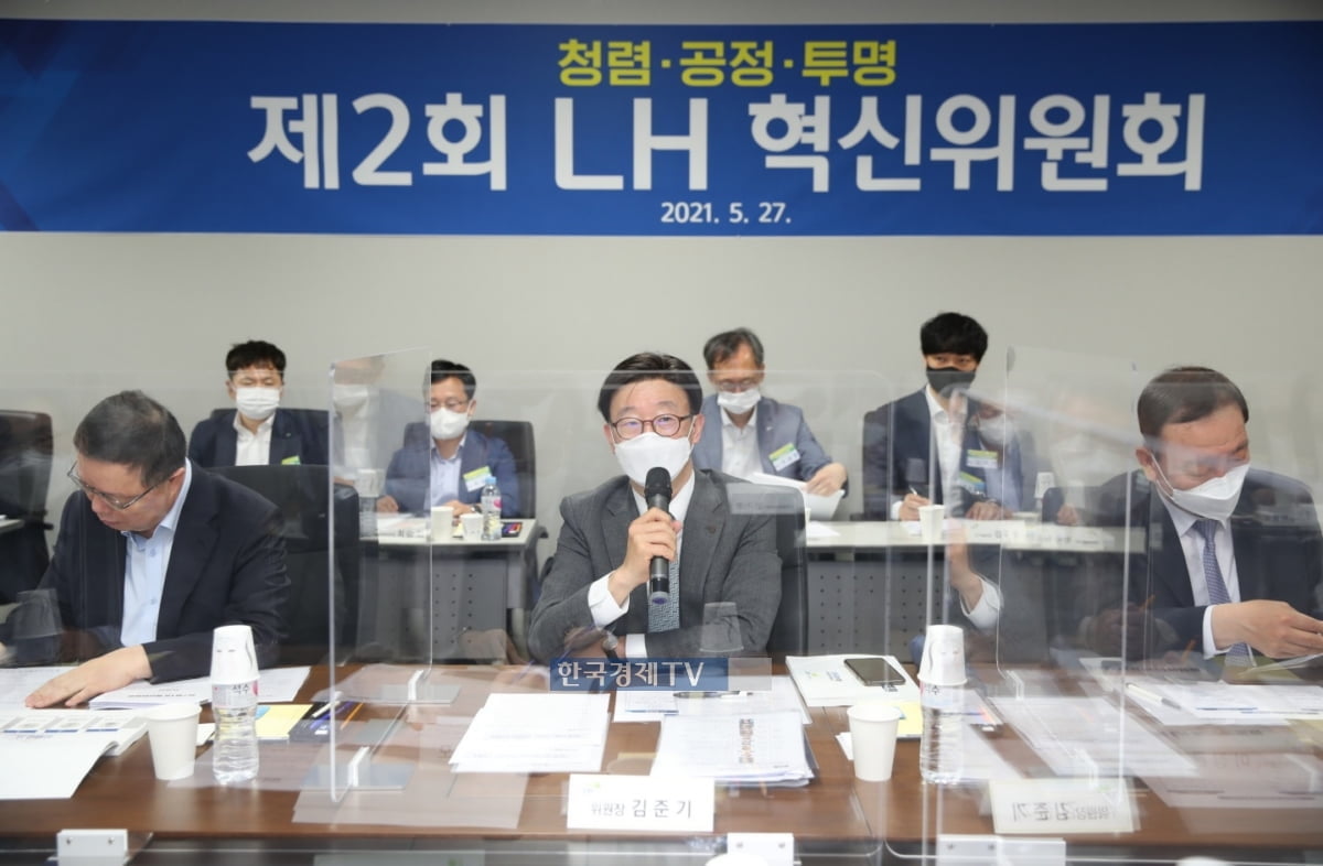27일 열린 제2회 LH 혁신위원회에서 김준기 LH 혁신위원장이 발언하고 있다. 사진=LH.