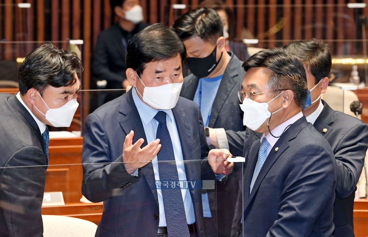 더불어민주당 윤호중 원내대표(오른쪽)와 김진표 부동산특별위원회 위원장(가운데), 윤관석 사무총장이 27일 국회에서 열린 부동산 관련 정책 의원총회에서 대화하고 있다. 사진=한경DB.