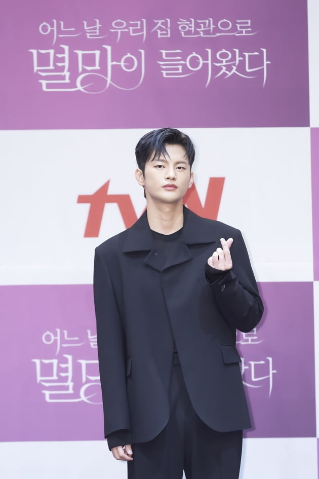 배우 서인국이 6일 오후 온라인 생중계된 tvN 새 월화드라마 '어느 날 우리 집 현관으로 멸망이 들어왔다' 제작발표회에 참석했다. /사진제공=tvN