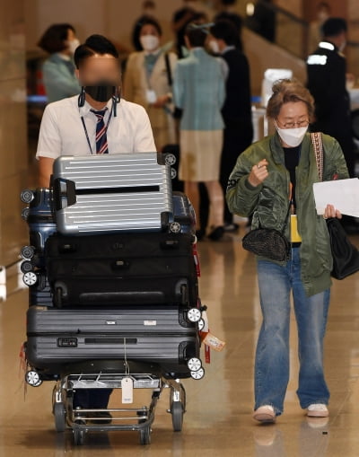 [TEN 포토] 윤여정 '어마어마한 짐과 함께 귀국'