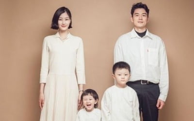 이현이, 배우 뺨치는 ♥대기업 남편+두 아들과 가족사진 [TEN★]