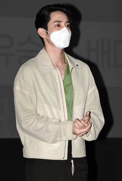 [TEN 포토] 이수혁 '마스크로 가려도 가릴수 없는 콧대 '