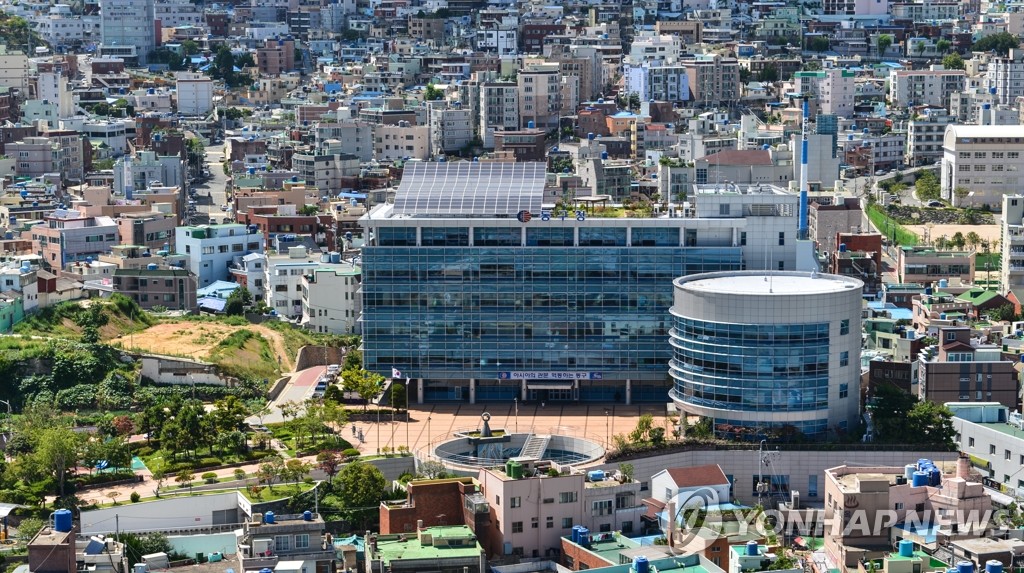 공무원 잇단 확진 부산 구청 2곳서 추가 확진 없어