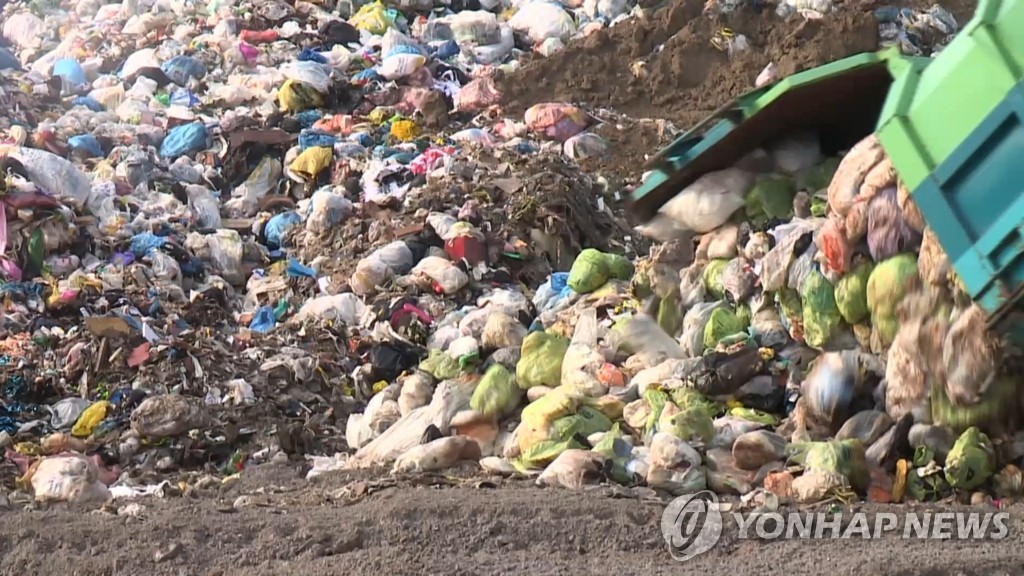 묻힌 폐기물 때문에…전주 효자추모공원 봉안당 부지변경 불가피