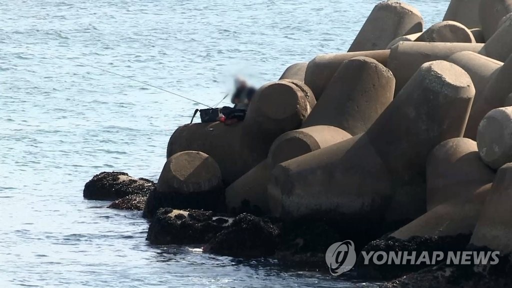 여수 방파제서 낚시객 추락사