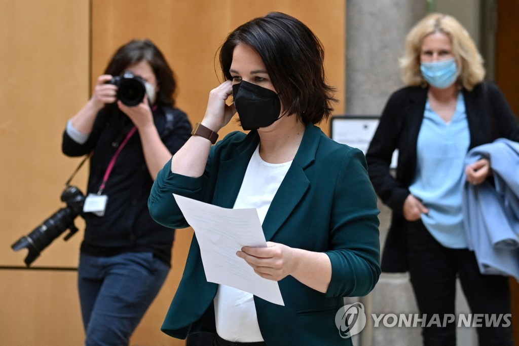 녹색돌풍 독일1위 여성총리후보 "단거리비행 장기적으로 없애야"(종합)