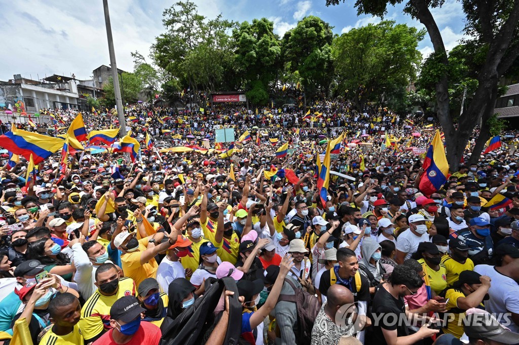 격렬 시위에 백기 든 콜롬비아 대통령…세제개편안 결국 철회(종합)