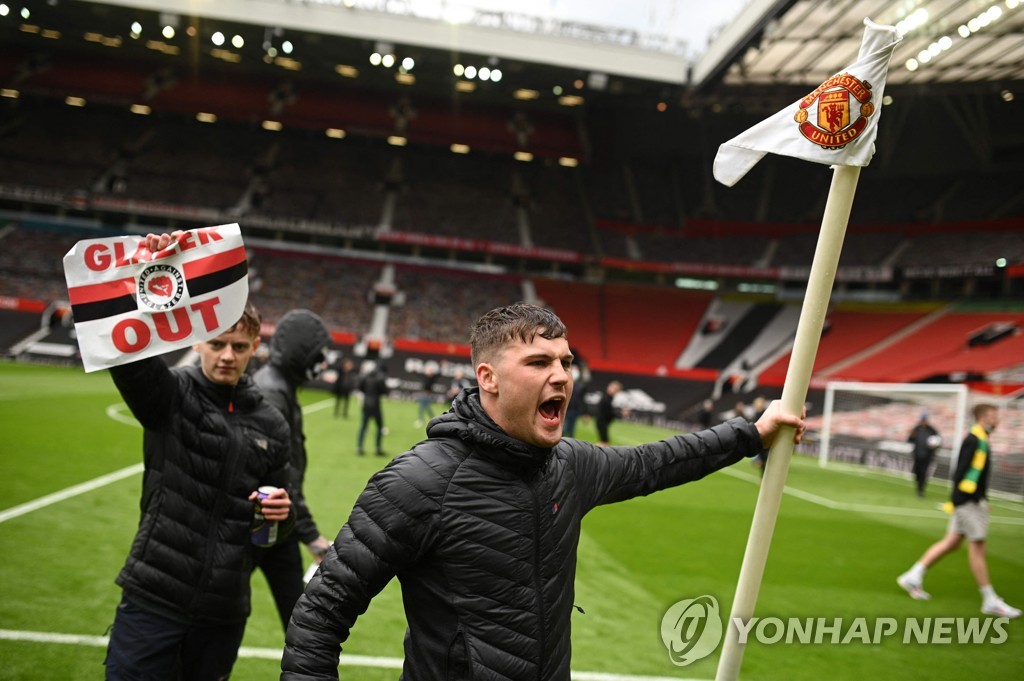 맨유, 팬들 난동에 승점 삭감 가능성도…EPL·FA 조사 착수