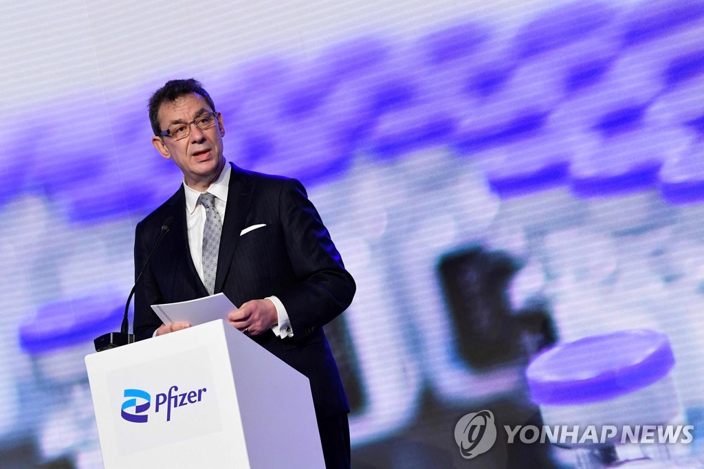 화이자 CEO, 백신 지재권 면제에 반발…"문제가 더 많을 것"