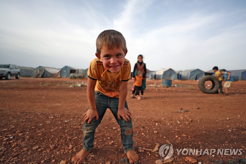 쇠사슬에 묶였던 6세 난민 소녀,끝내 숨져…내전 참상 담은 사진