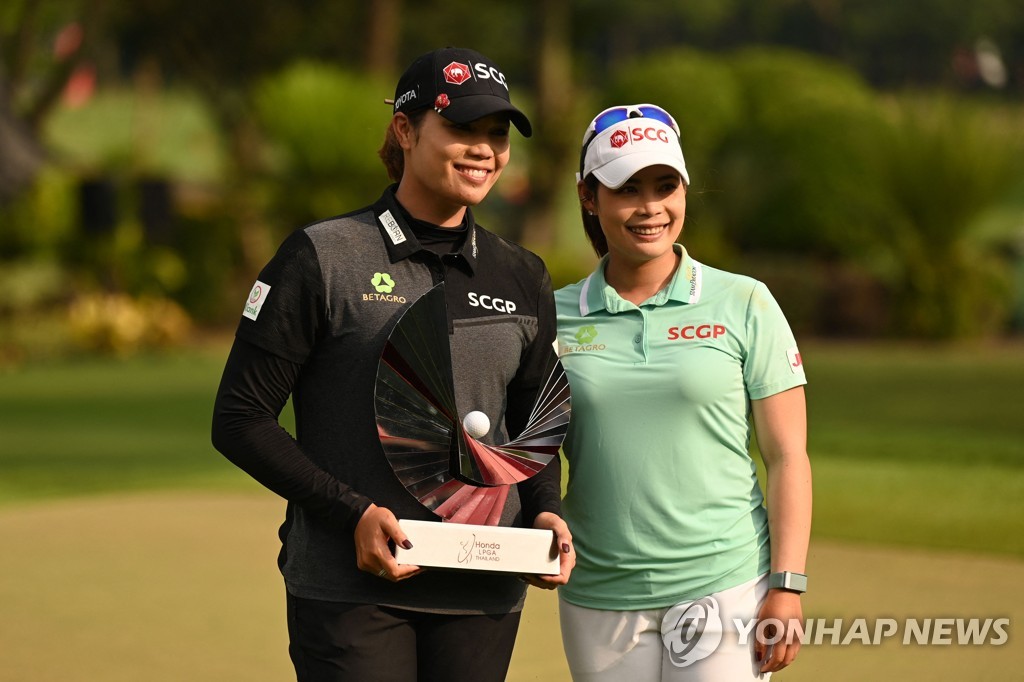 이번엔 홈 코스에서 우승 자축한 쭈타누깐 자매 "늘 자랑스럽다"