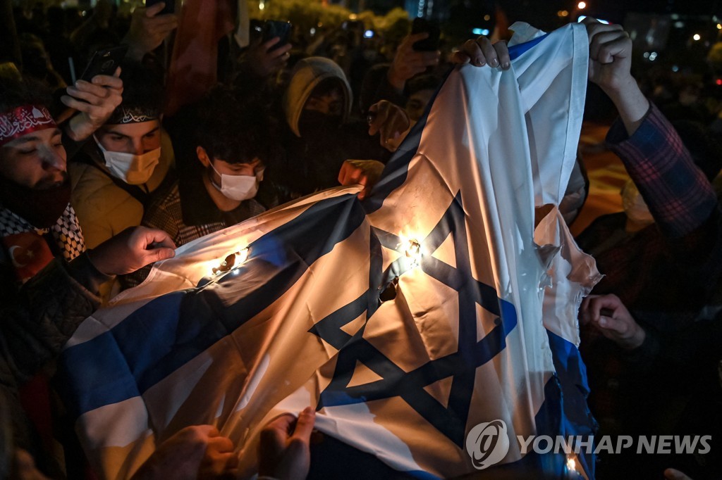 독일 유대교회당 앞서 이스라엘 국기 불타…보안당국 수사