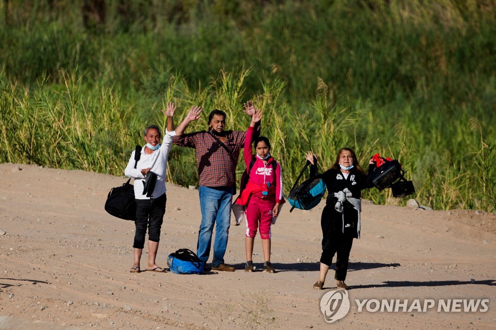 코로나19에 달라진 美국경…인도·브라질서도 입국 시도