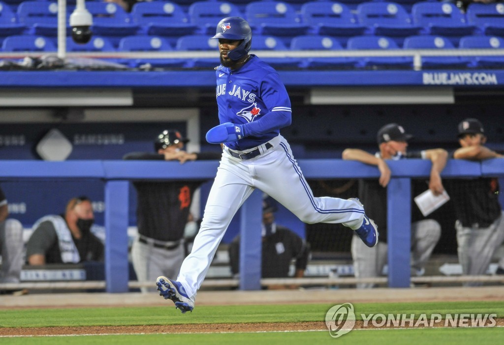 '코로나 확진' 야수 에르난데스 MLB 토론토 복귀…로어크는 방출